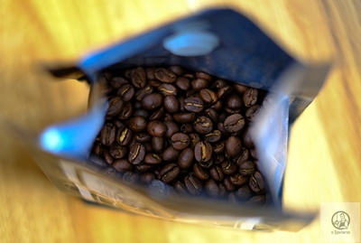 Ziarna dobrej jakości kawy o ciemnobrązowej barwie, która świadczy o średni profilu palenia. 