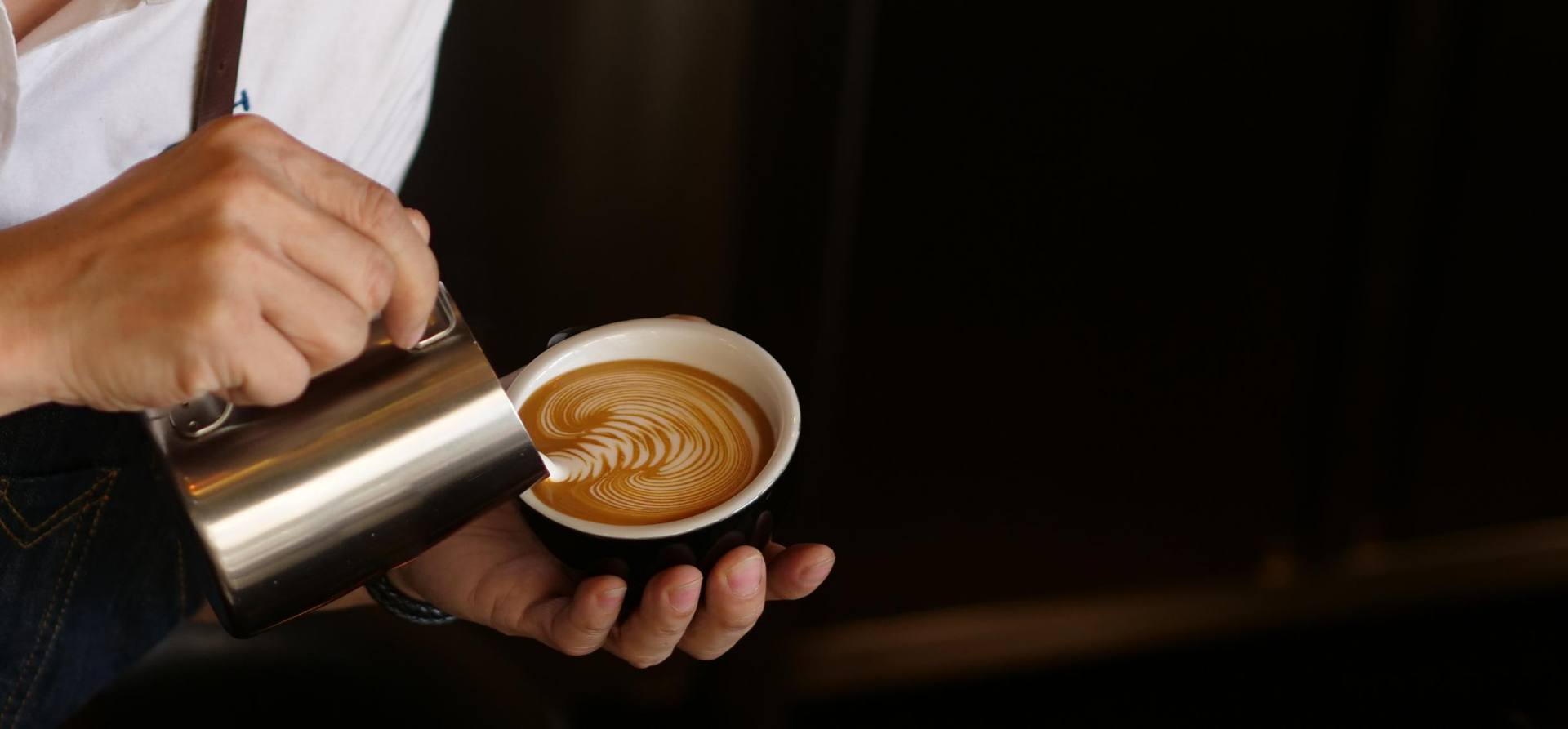 Prawidłowo spienione mleko pozwala zrobić artystyczne wzory na cappuccino.