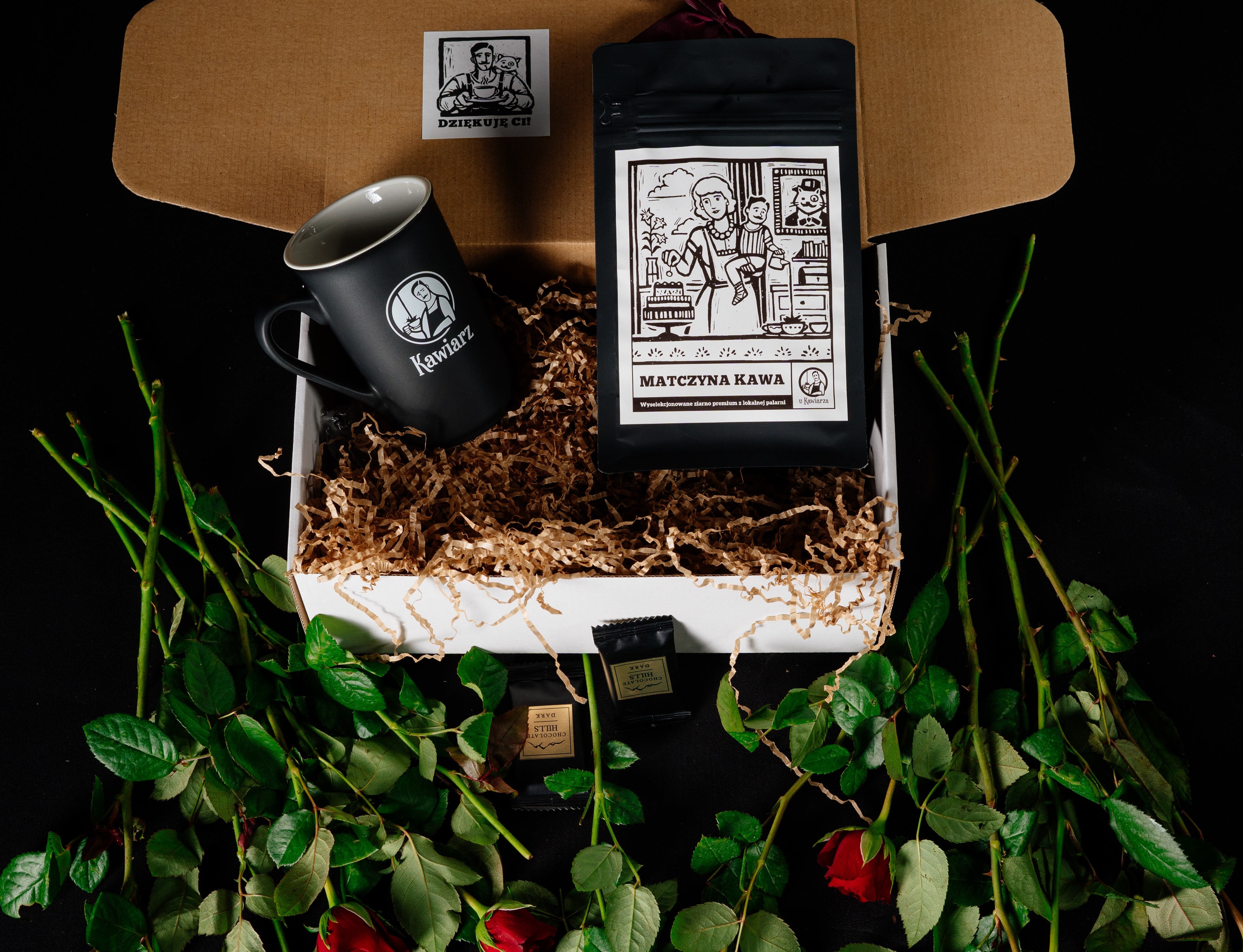 Zestaw prezentowy na Dzień Matki. Kawa ziarnista wysokiej jakości, stylowy kubek i coś słodkiego zapakowane w piękne opakowanie.