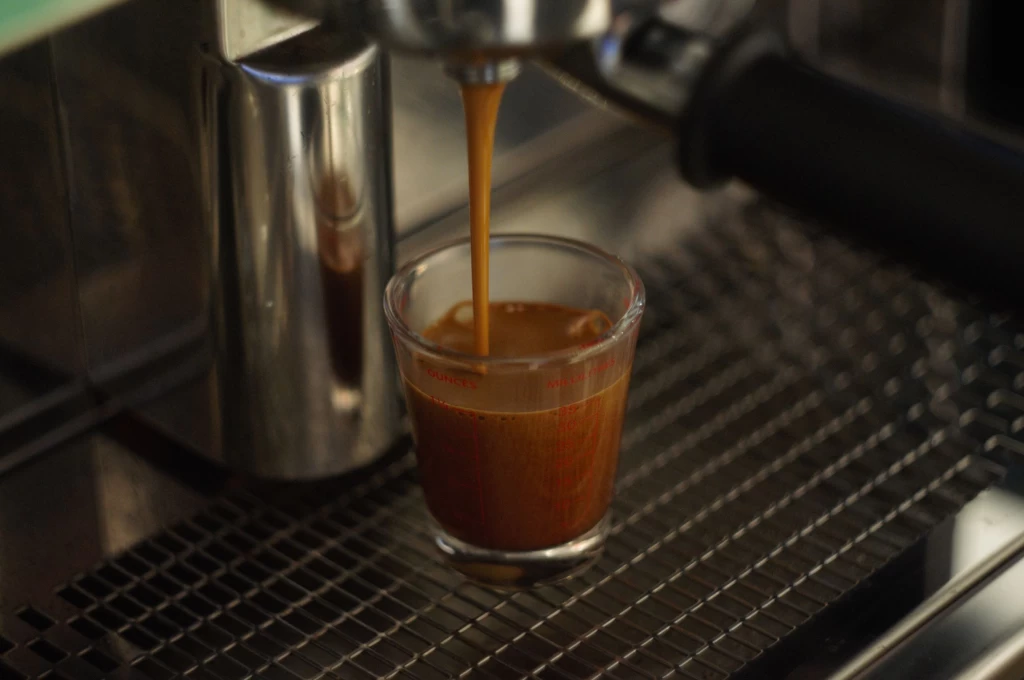 Aromatyczne espresso o karmelowym kolorze parzone w sposób, który wydobywa z małej czarnej maksymalną ilość prozdrowotnych własciwości.