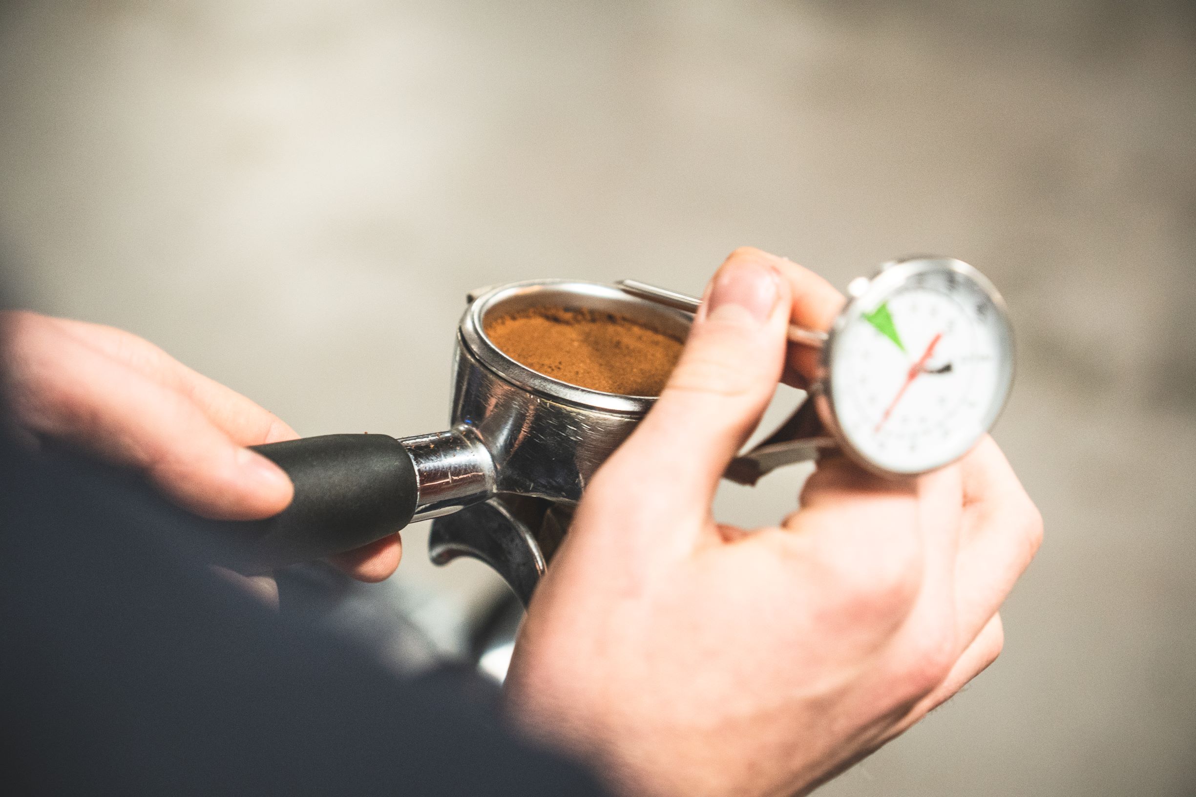 Tamperowanie kawy jest bardzo ważna czynnością w procesie parzenia espresso. 